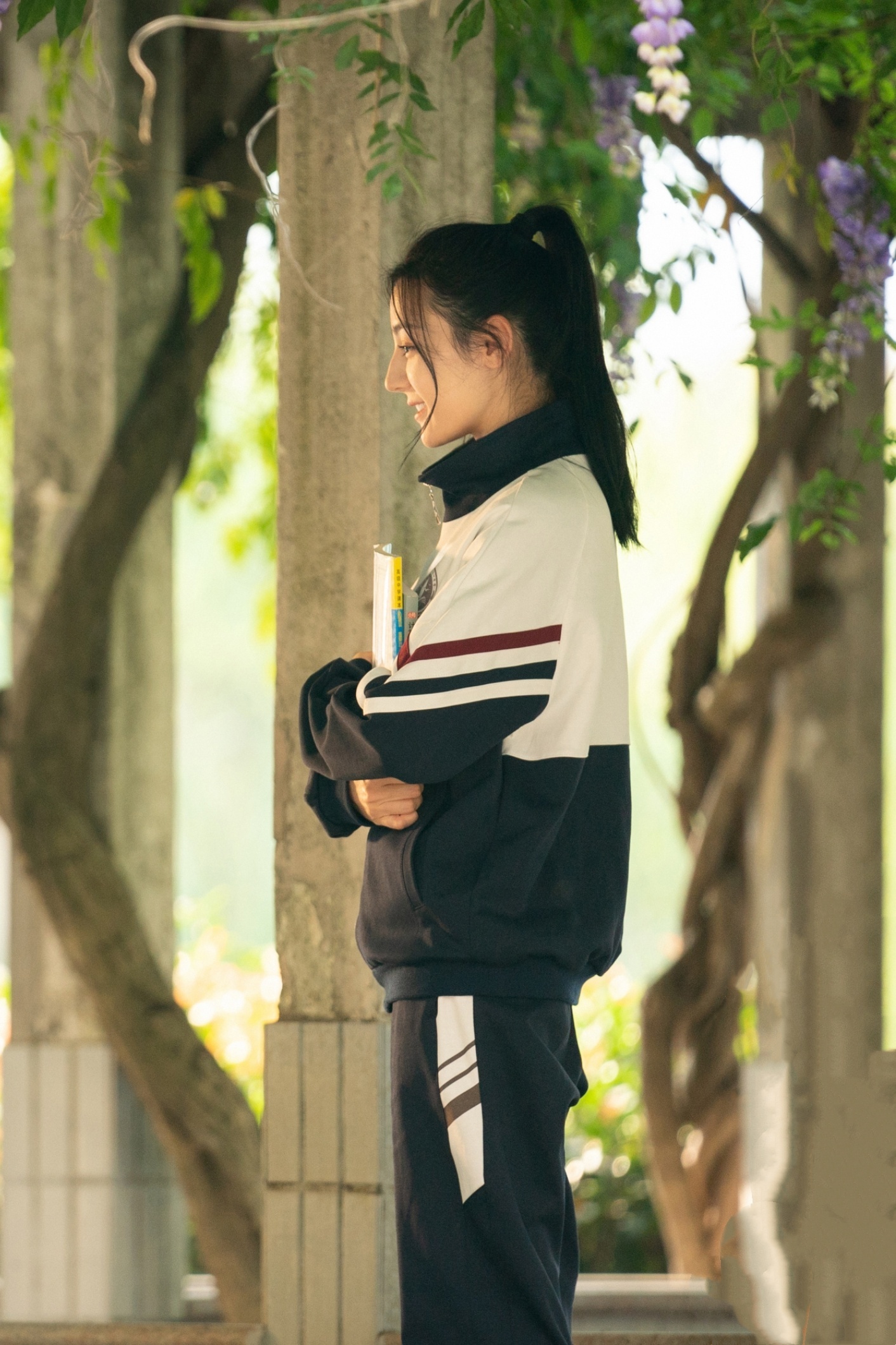 杨洋迪丽热巴蓝白校服造型,校园青春气息满屏而来!