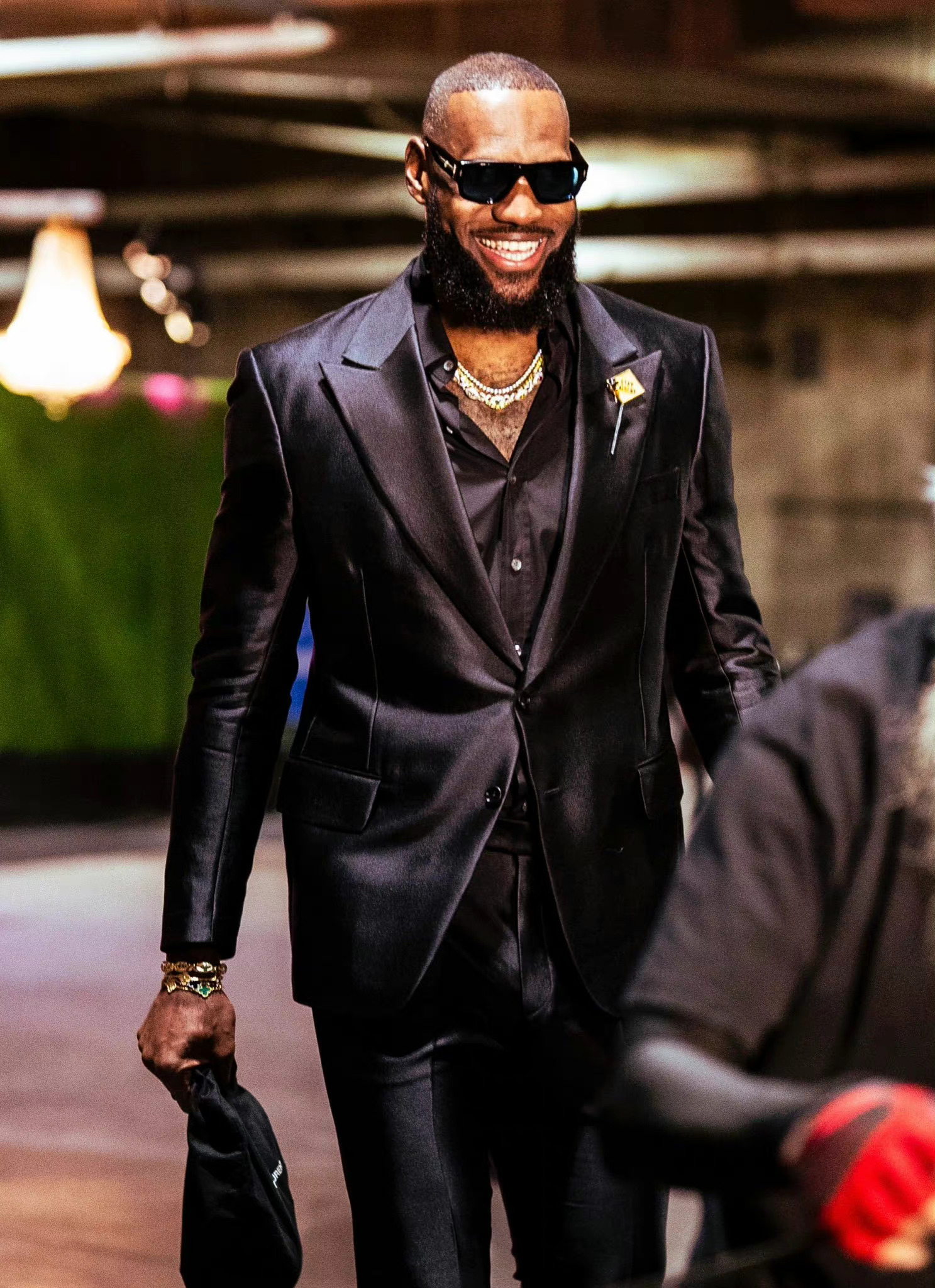 气场十足詹姆斯身穿一身黑色西装抵达球馆