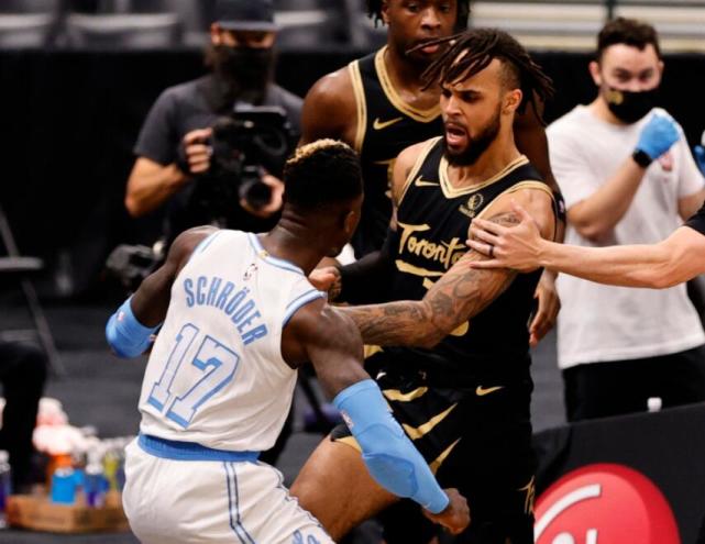 湖人猛龙爆发激烈冲突!施罗德被抱摔,哈雷尔挺身而出遭驱逐休闲区蓝鸢梦想 - Www.slyday.coM 湖人猛龙爆发激烈冲突!施罗德被抱摔,哈雷尔挺身而出遭驱逐休闲区蓝鸢梦想 - Www.slyday.coM