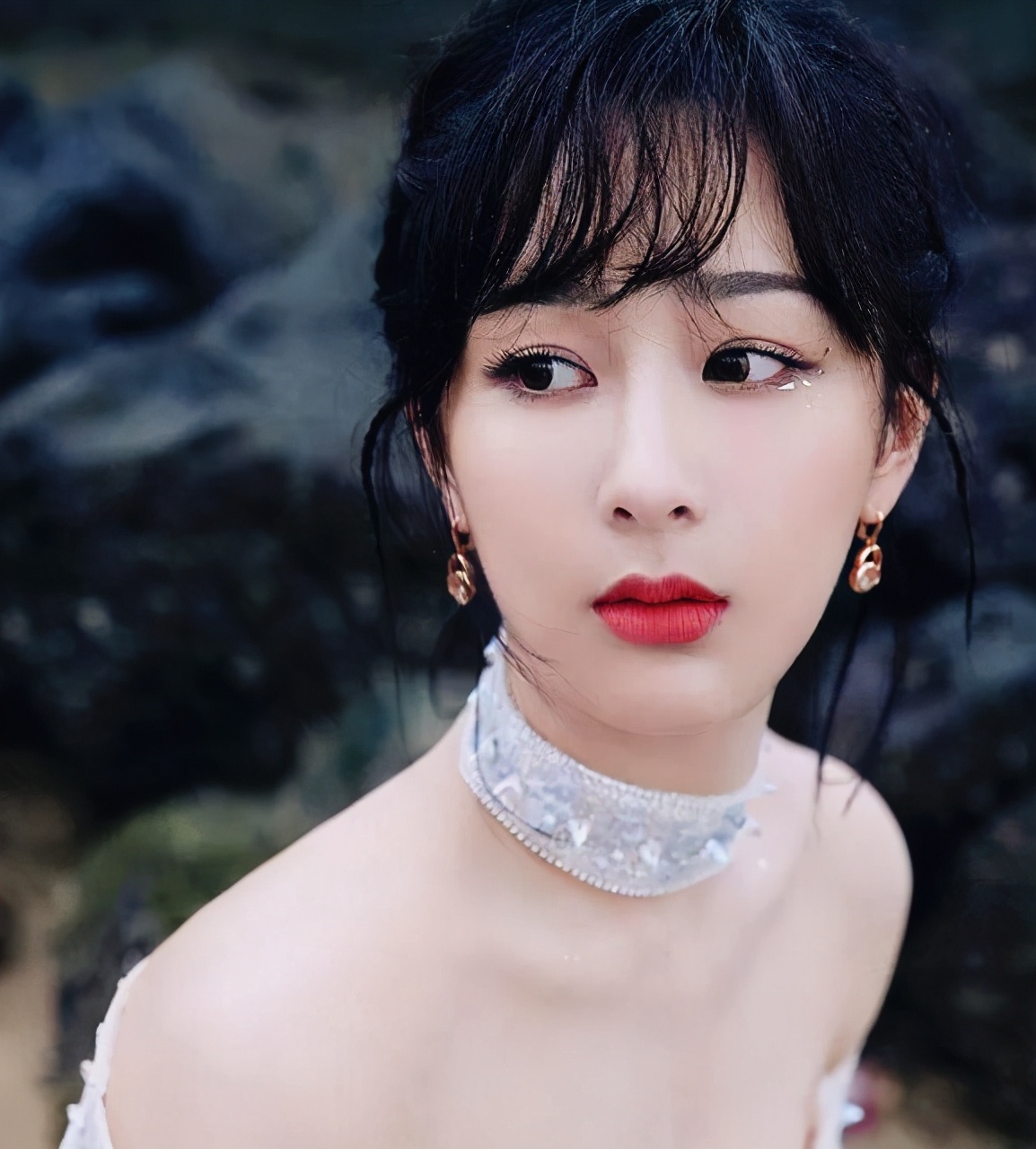 杨紫搭配金刚礼服现身a5迷人腰太细颜值依旧抗打