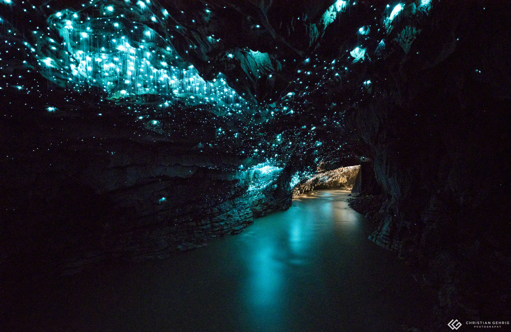 怀托摩萤火虫洞是一处十分难得的活性岩石洞穴