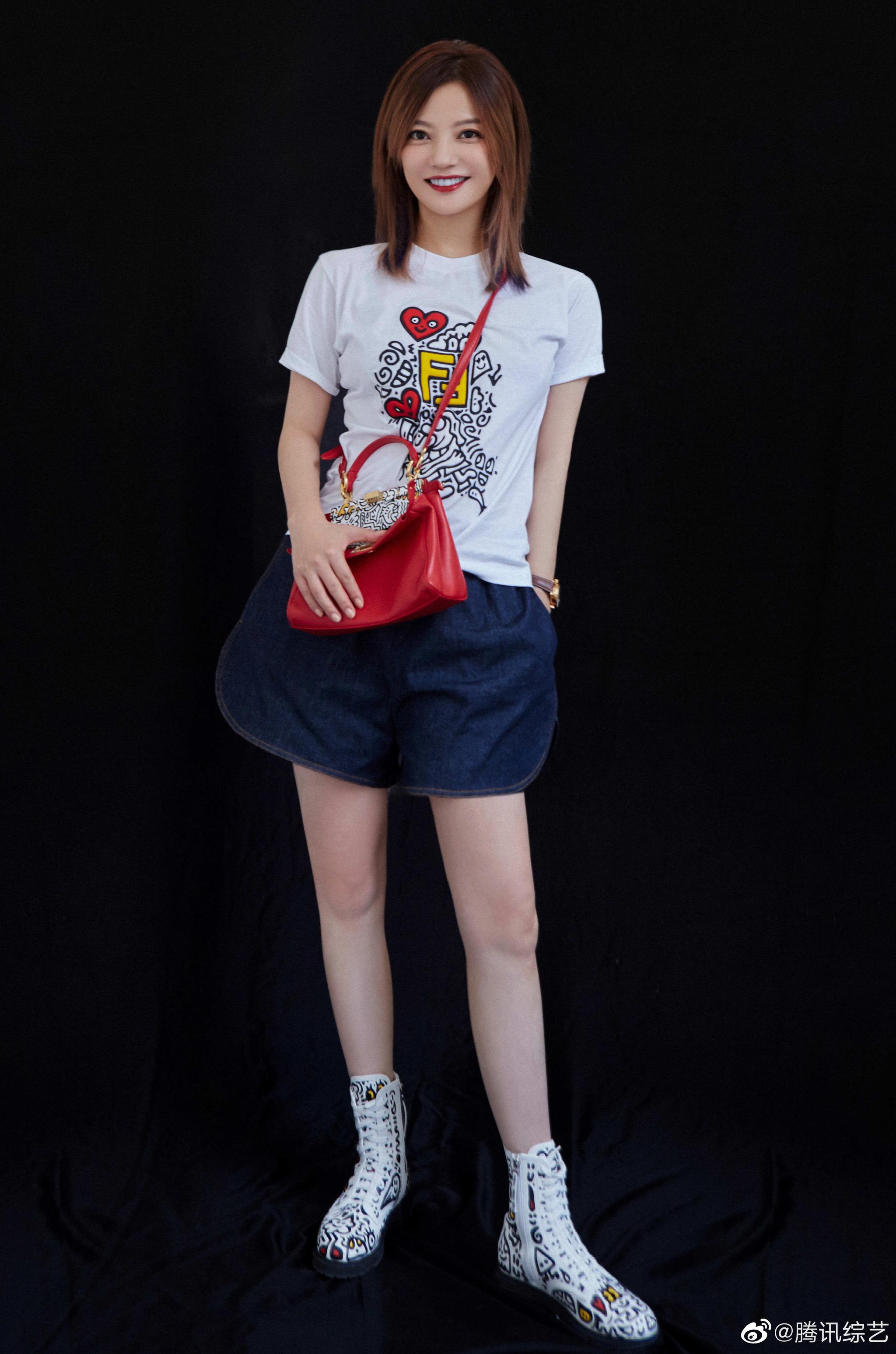 元气满满的姐姐1赵薇白色t恤搭配牛仔短裤