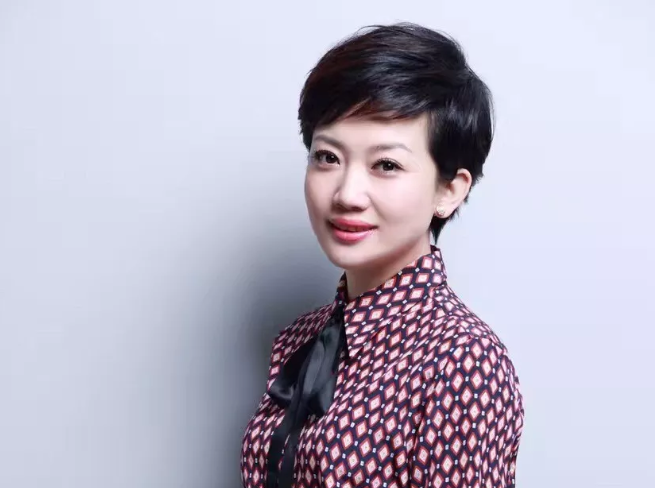 央视主持人王端端因俄疫情落泪:昔日"傻妞妞"如何完成惊艳蜕变