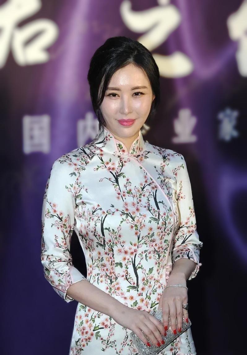 田朴珺太有贵妇底蕴,穿国风旗袍秀凹凸曲线,不俗反而清丽优雅|旗袍|国风|田朴珺_新浪新闻