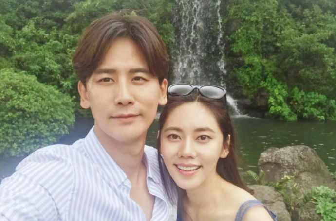 于晓光与陌生女子举止亲密，经纪公司回应是熟人，网友心疼秋瓷炫休闲区蓝鸢梦想 - Www.slyday.coM