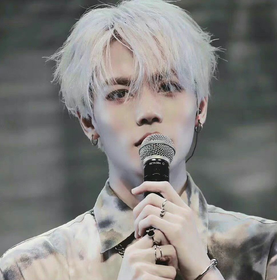 林彦俊银发造型小合集~ 精致的五官 银发造型