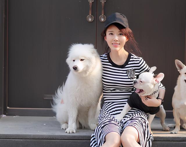 颜丹晨去遛狗也穿得这么时髦条纹连衣裙配乐福鞋看着像大姑娘