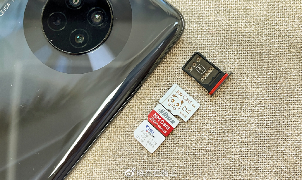 开箱: 0.25 克,与 nano sim 卡相当