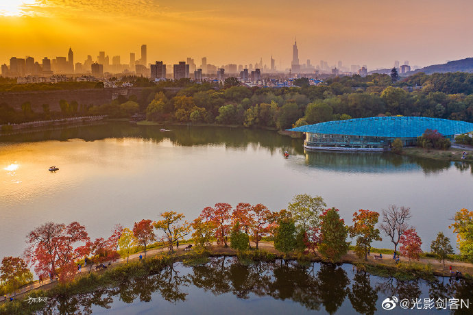 极美南京，不一样的前湖秋色，晚霞光影中的前湖……__财经头条