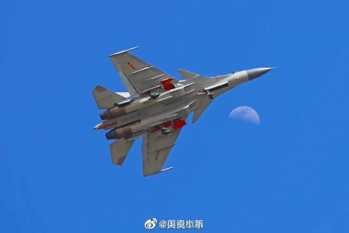 看！歼15与月亮同框