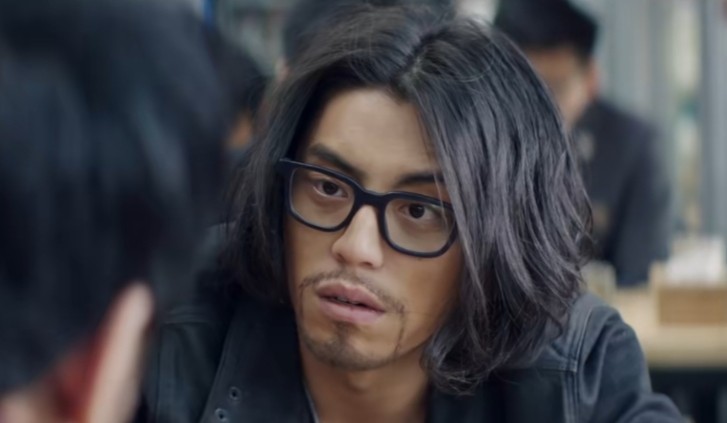 王大陆新片造型突破自我,蓄胡须长发十分邋遢,网友:造型犀利