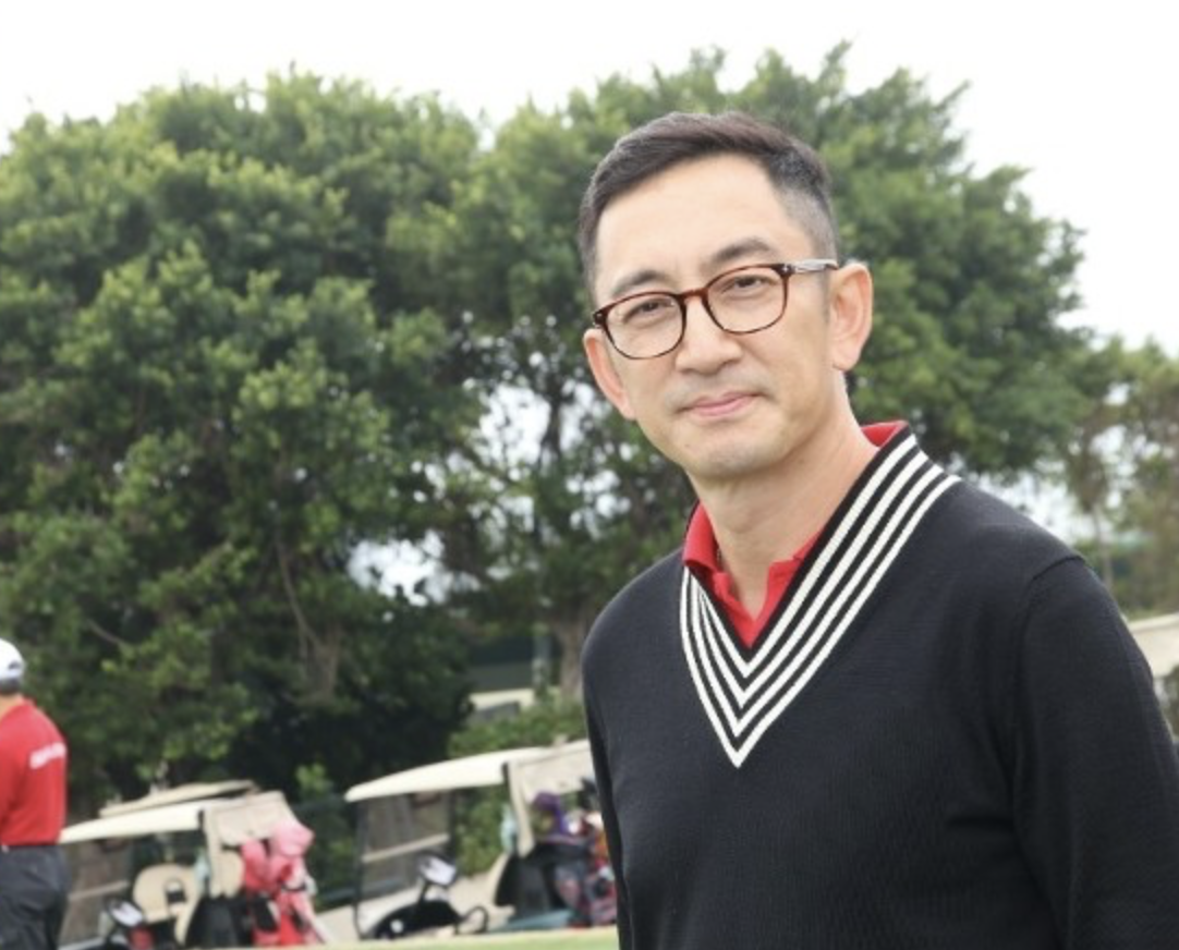 56岁吴启华转幕后做影视大亨携tvb监制组公司蔡少芬发声支持