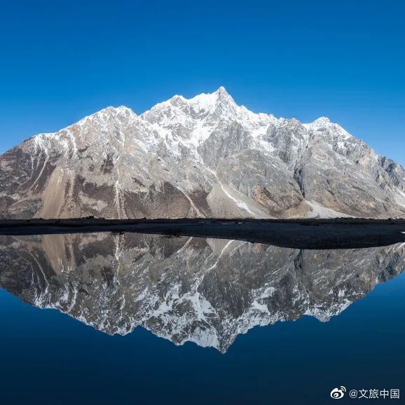 浩瀚沙漠、苍茫戈壁、葱郁绿洲、广袤草原、逶迤雪山、湛蓝湖泊……__财经头条