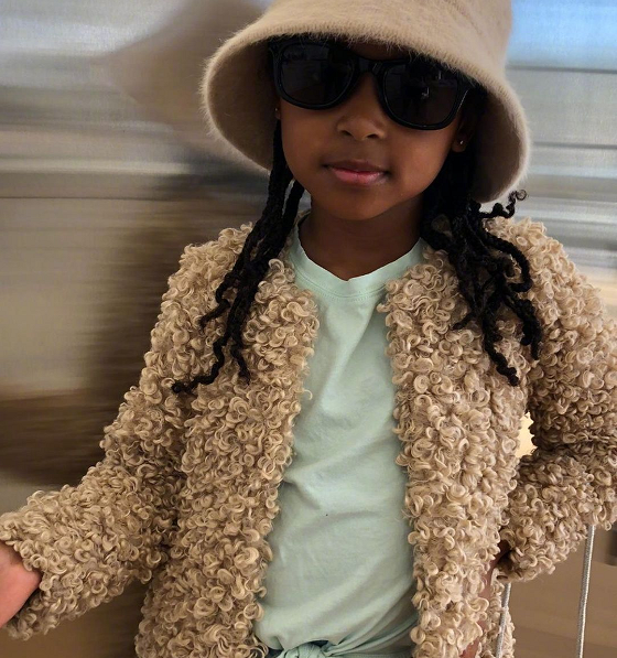 詹姆斯女儿戏精附体!称要赶着去巴黎购物到晕倒,韦德实力调侃