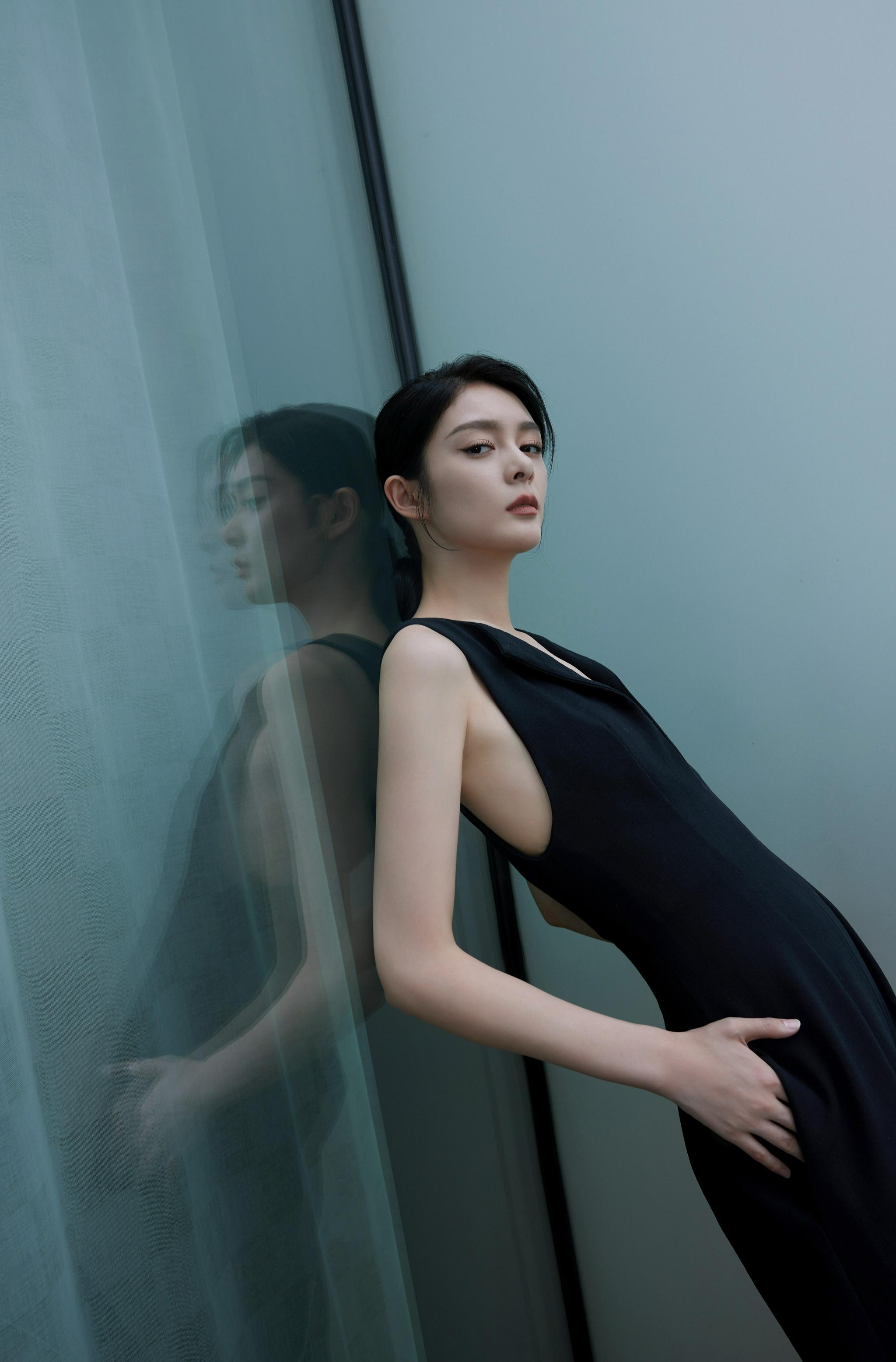 出席品牌活动,一袭黑色深v连体裤勾勒腰线……|傅菁_新浪新闻