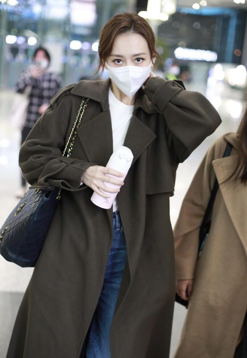 王鸥在机场又现高级穿搭!军绿色大衣配牛仔裤,简约又不失国际范