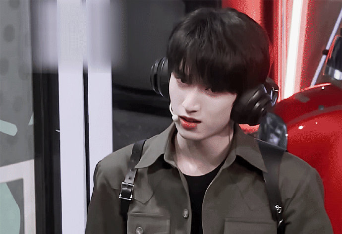 严浩翔北电汇报演出顺利结束!穿军装宽肩窄腰真的帅发财我啦!