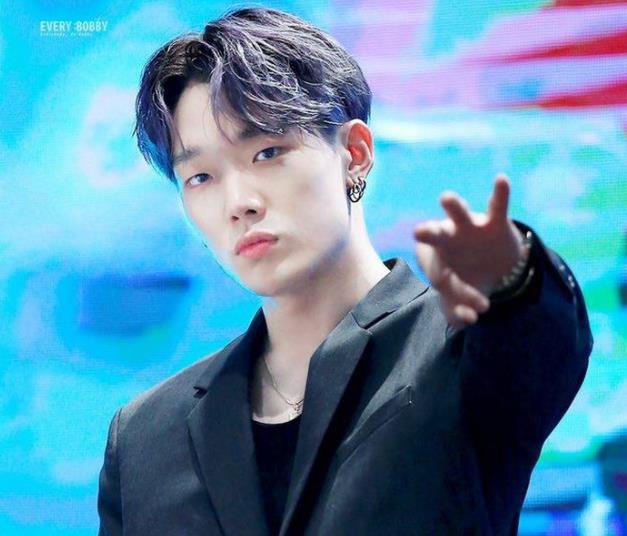 曝bobby金知元将回归,yg旧楼顶极限跑酷,造型像"鸡毛毽子"