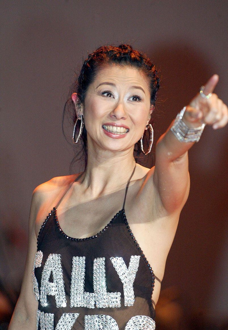 叶倩文一把年纪还挺潇洒,薄纱肚兜穿得清透时髦,真不像60后