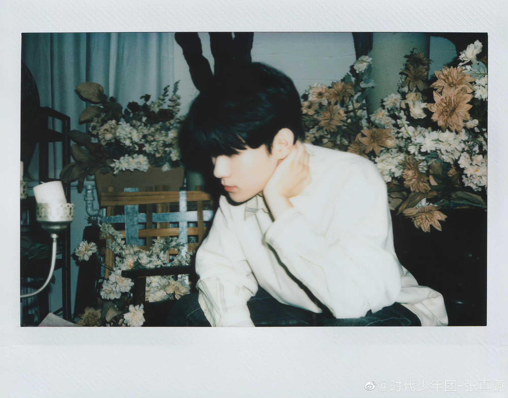 张真源晒库存拍立得 白衬衫少年,港风滤镜氛围感十足～好帅啊_高清
