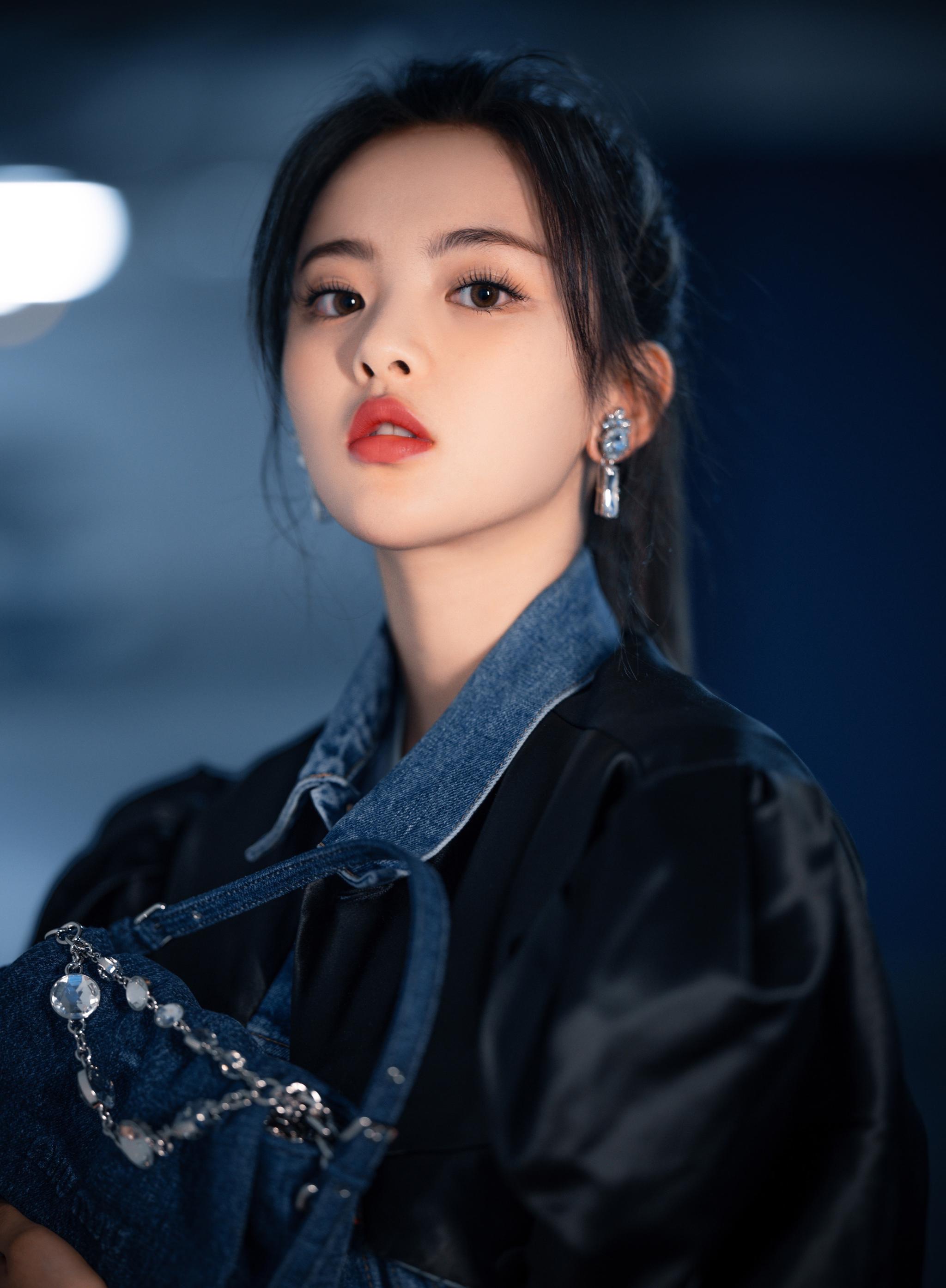 身穿miumiu x levis合作系列的复古牛仔外套……|miumiu|杨超越_新浪