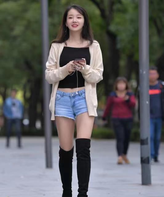 高个女孩怎么穿衣服?白针织衫配蓝短裤,轻松显腿长