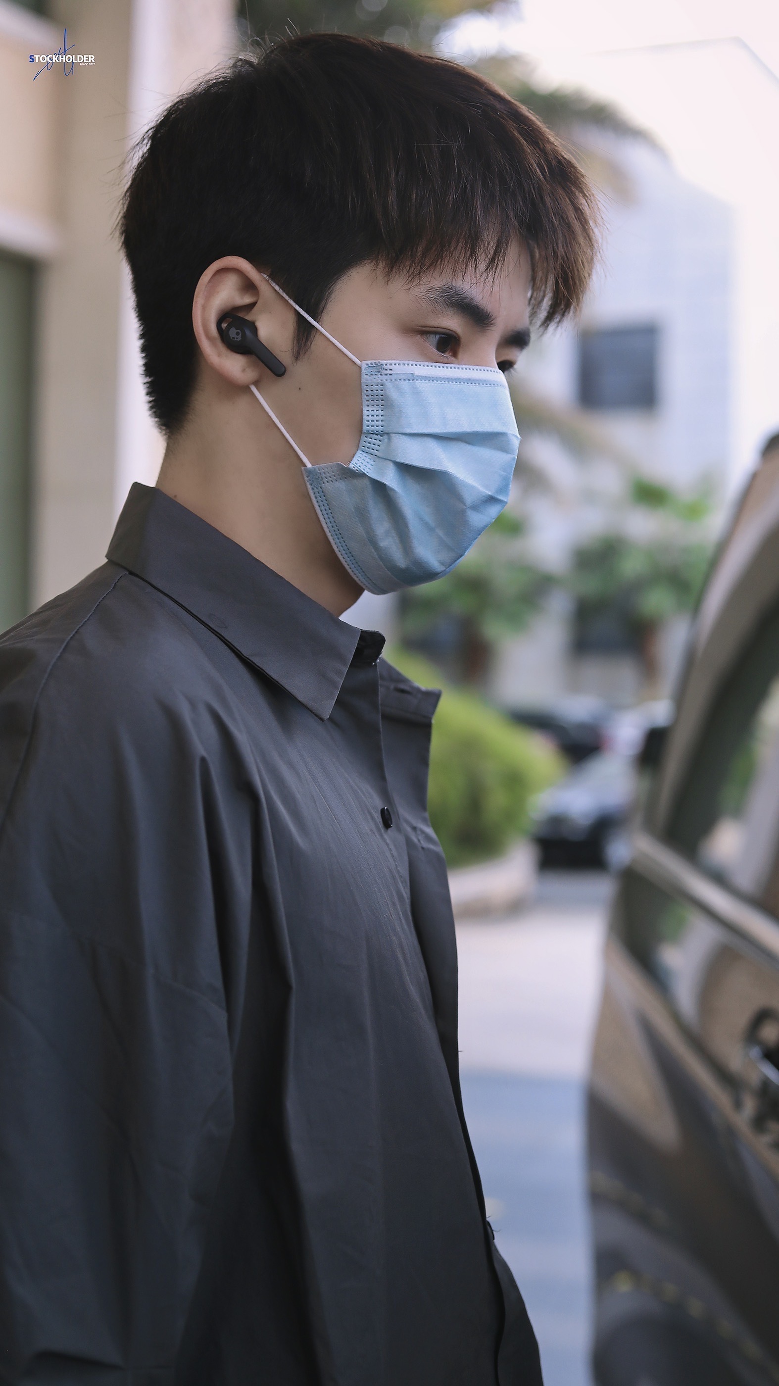 任豪今日份上班饭拍灰色衬衫黑色运动裤的顺毛小豪