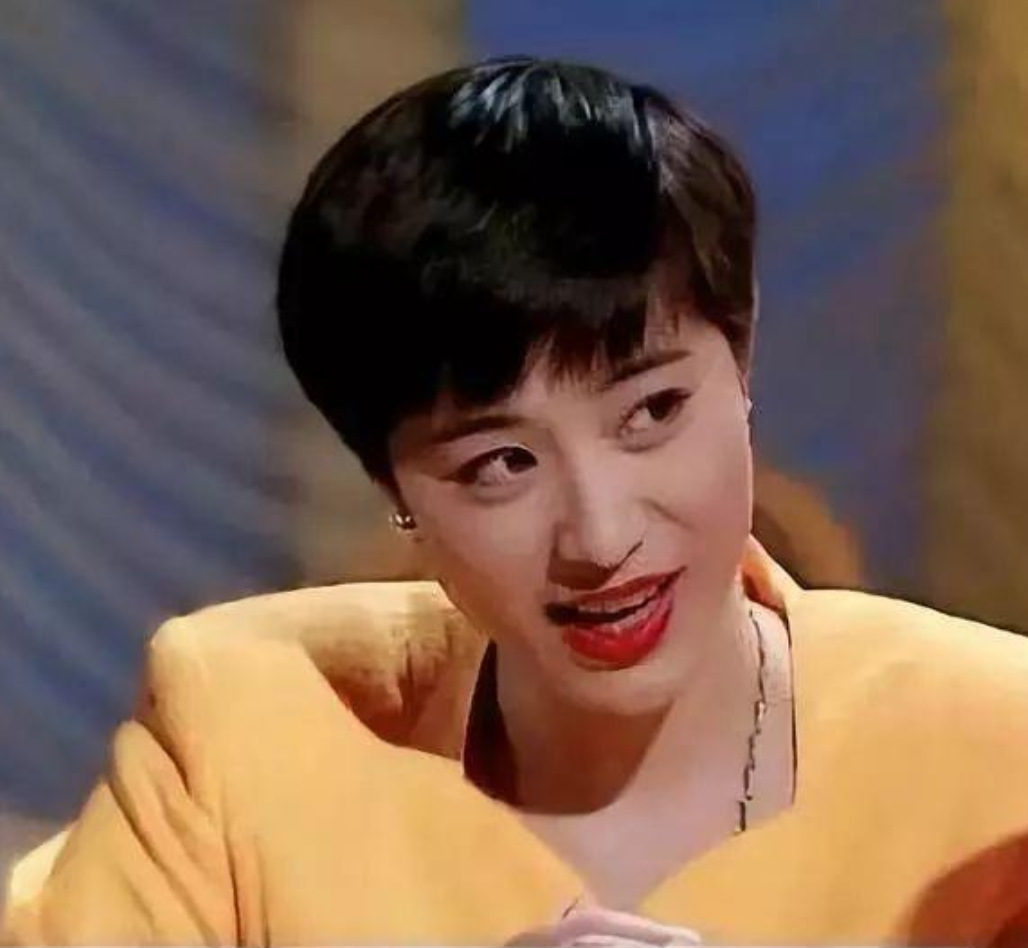 她是最美港姐,插足倪震周慧敏,被假亿万富豪骗色,过50至今未嫁