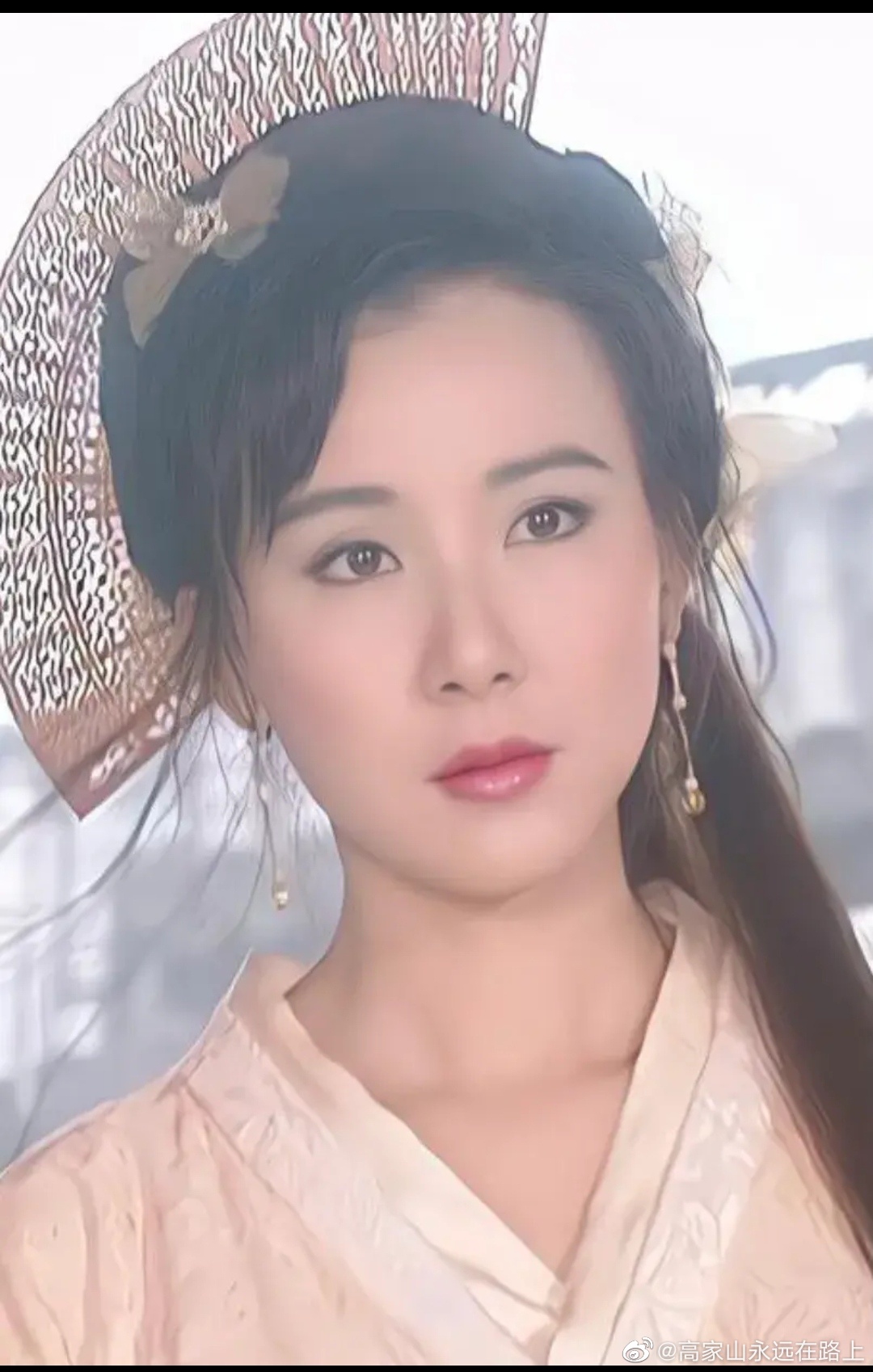 “台湾第一美女”萧蔷大秀身材，一袭白裙优雅精致，美得不像50岁_裙子