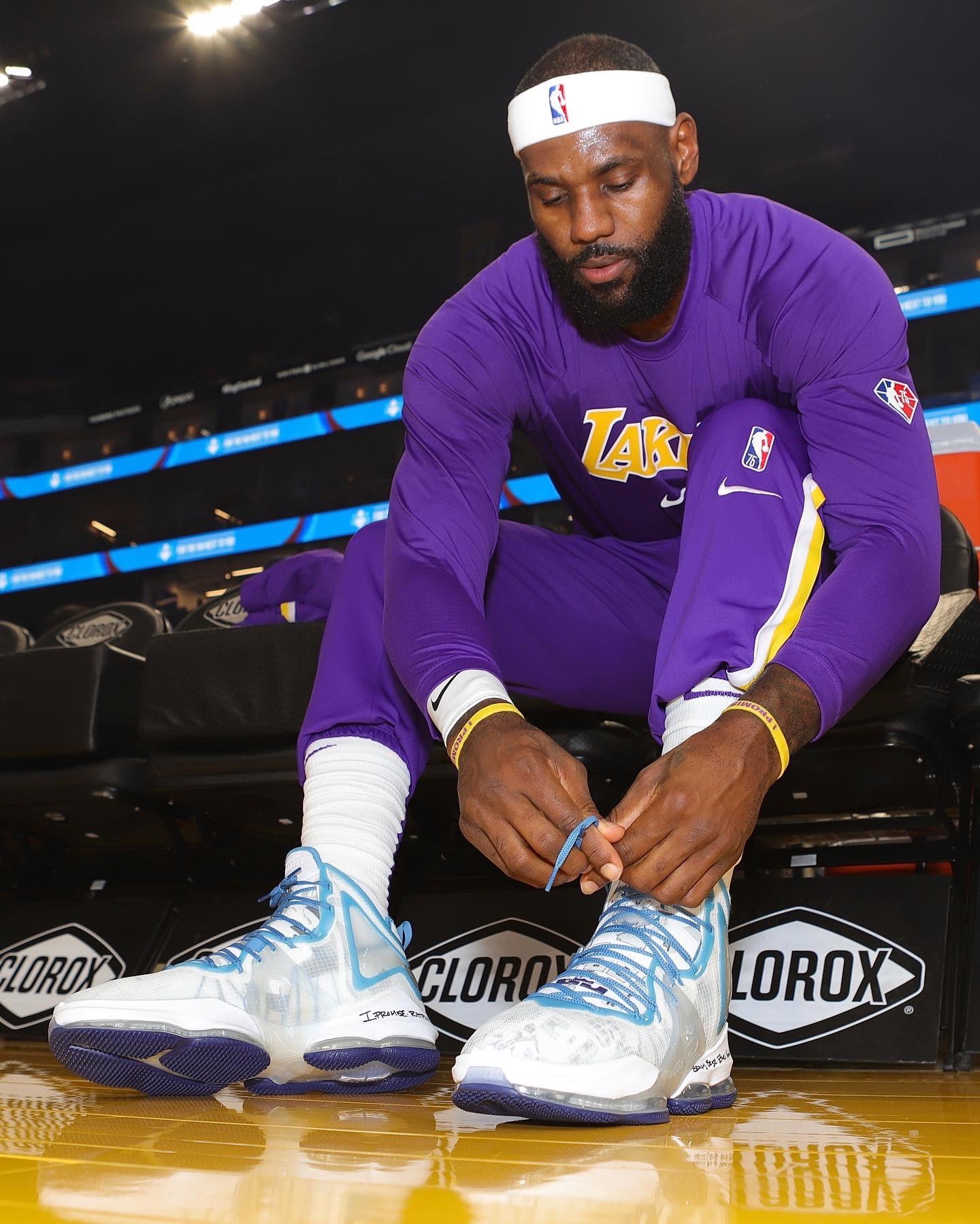 今日上脚詹姆斯19代战靴,有点好看