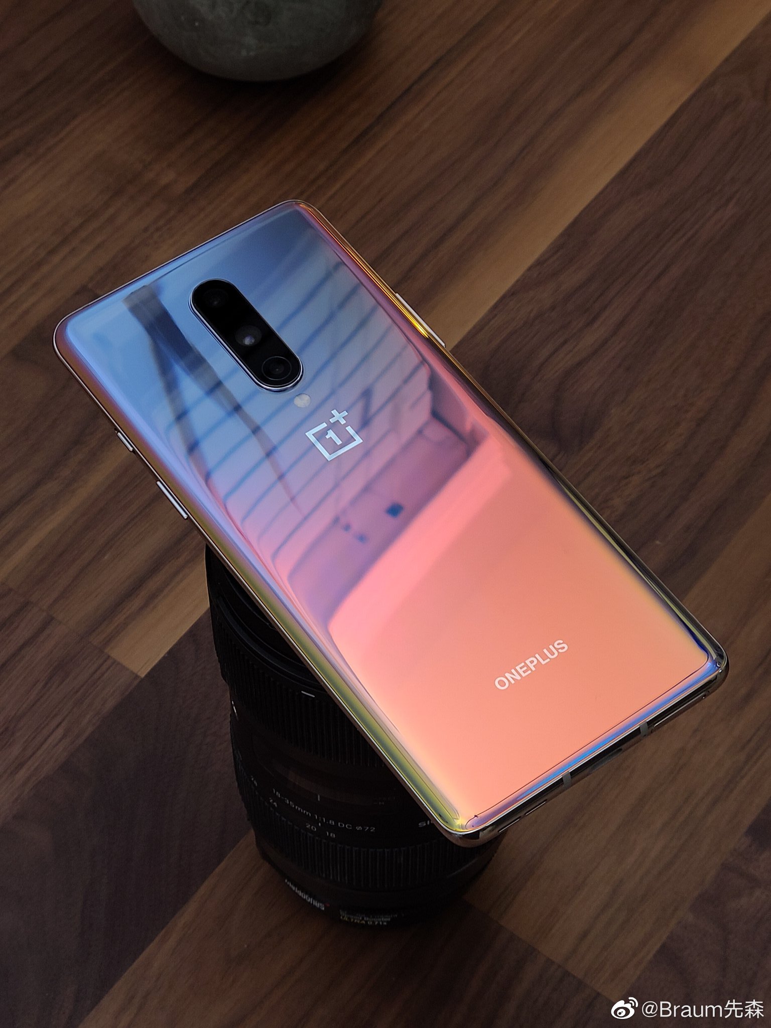 感觉一加8系列在配色上还挺有一套的,pro的蓝色,绿色