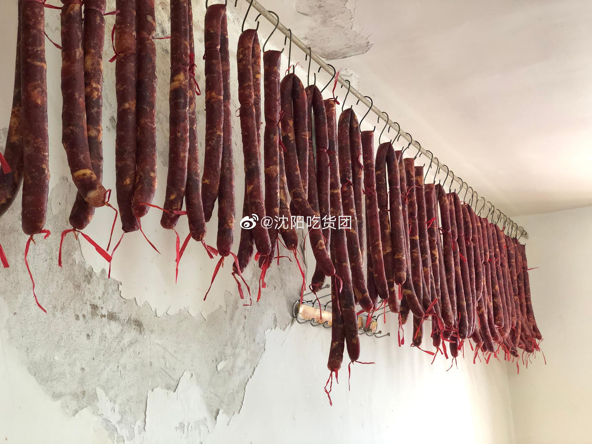 你们有没有看见过屋子里面挂腊肠,看着胖熊直流口水_高清图集_新浪网