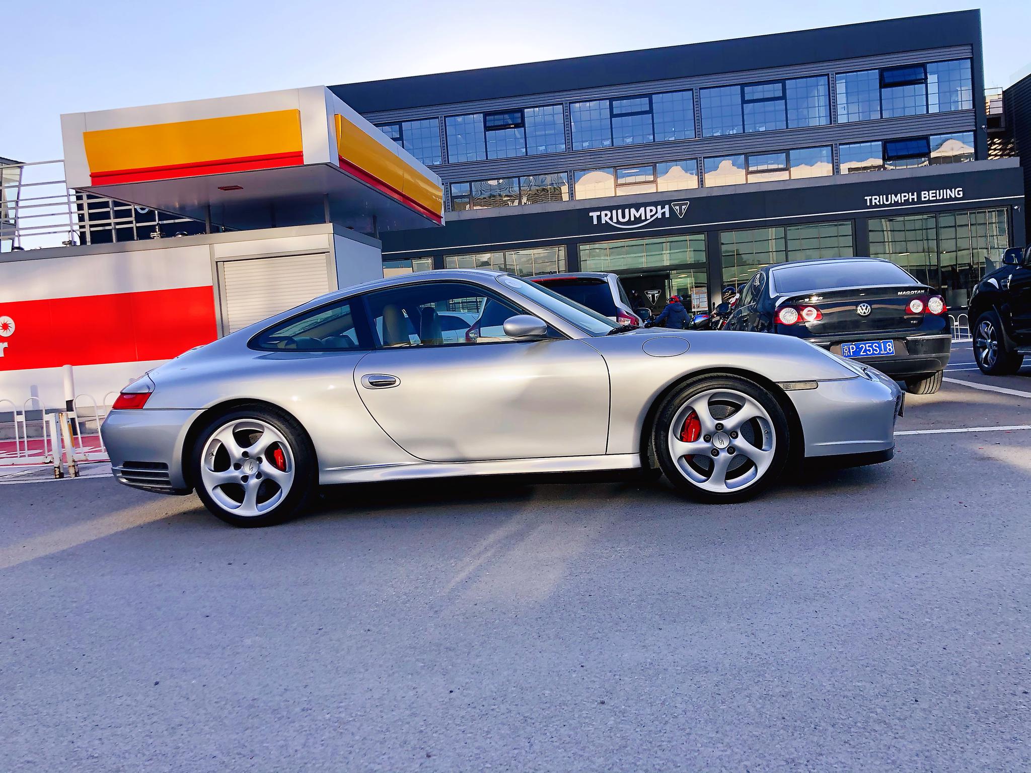 上周周末偶遇的保时捷911 996 carrera 4 能看见成色这么完美的老车非