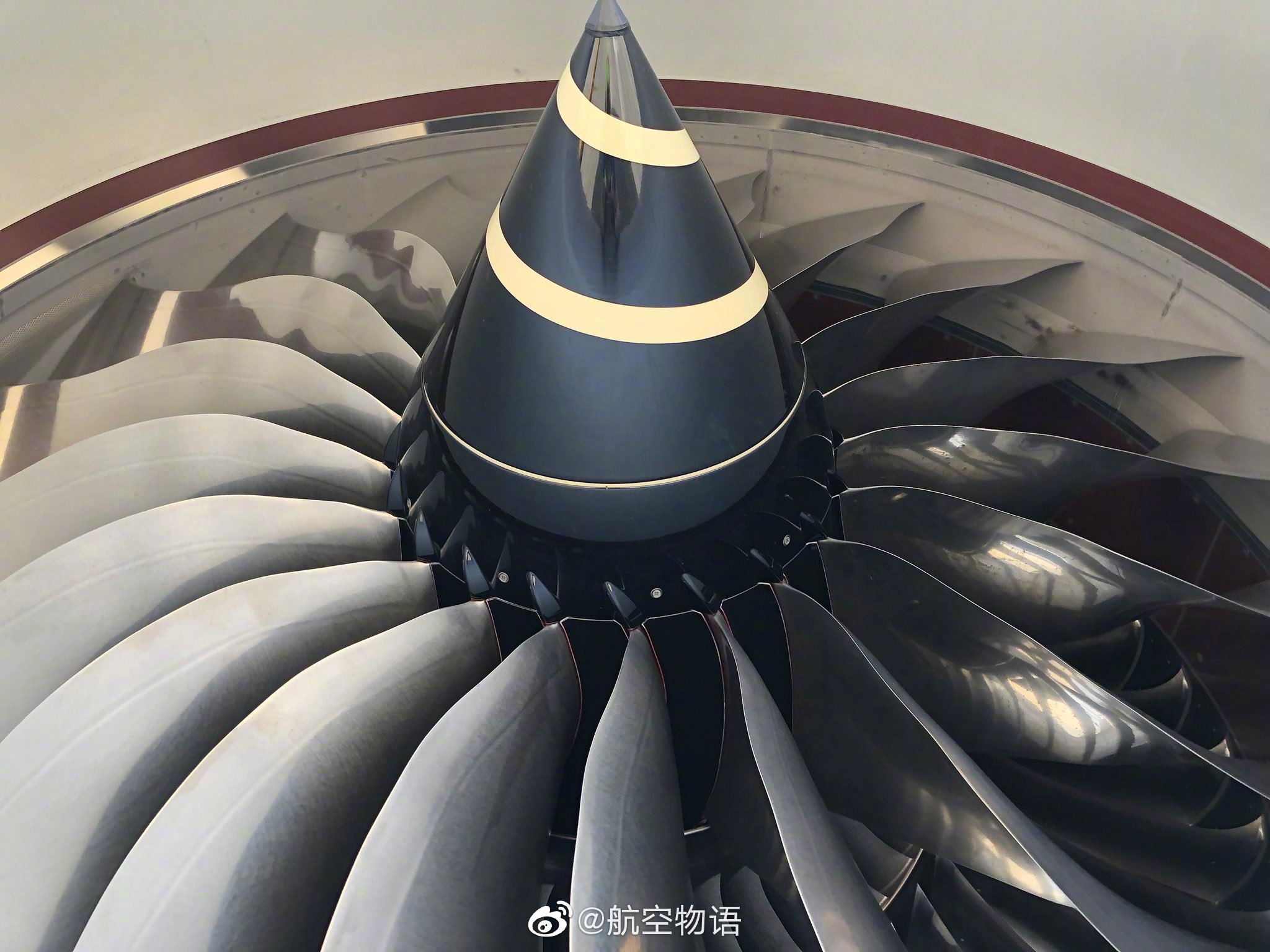 英国航空787机长jonny lutton来到查尔斯顿波音工厂参与英航第二架787