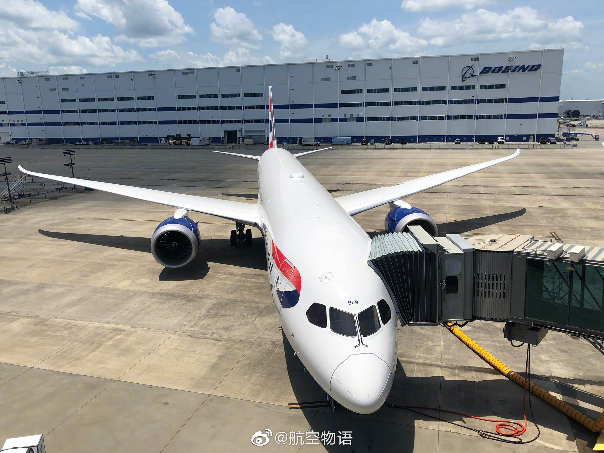 英國航空787機長jonny lutton來到查爾斯頓波音工廠參與英航第二架787