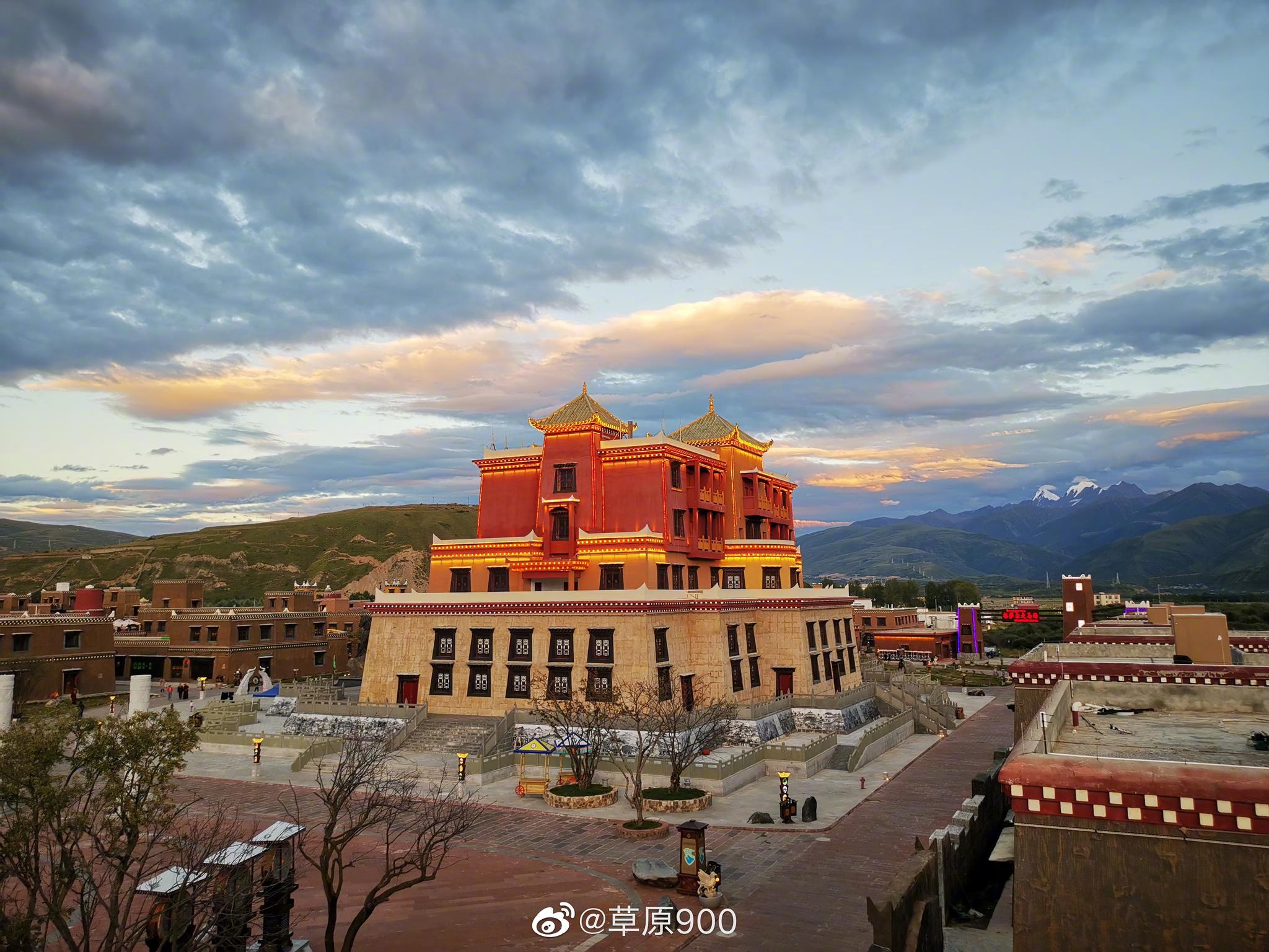 甘孜县位于甘孜州北部,康北地区腹心地带.是一座多山县城