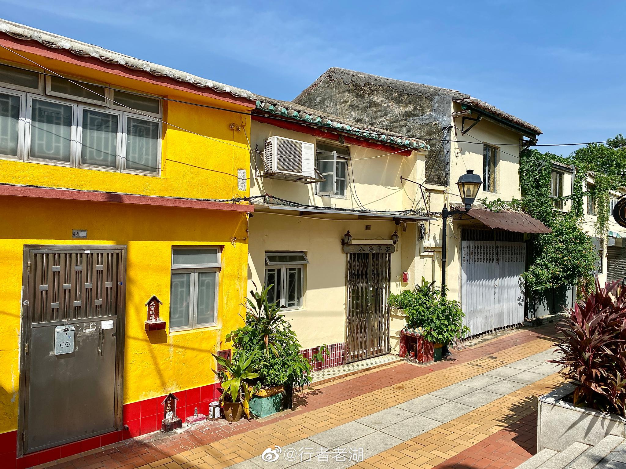 在路环岛海边,有一个很小的渔村,有海上棚屋,有谭仙圣庙,天后古庙