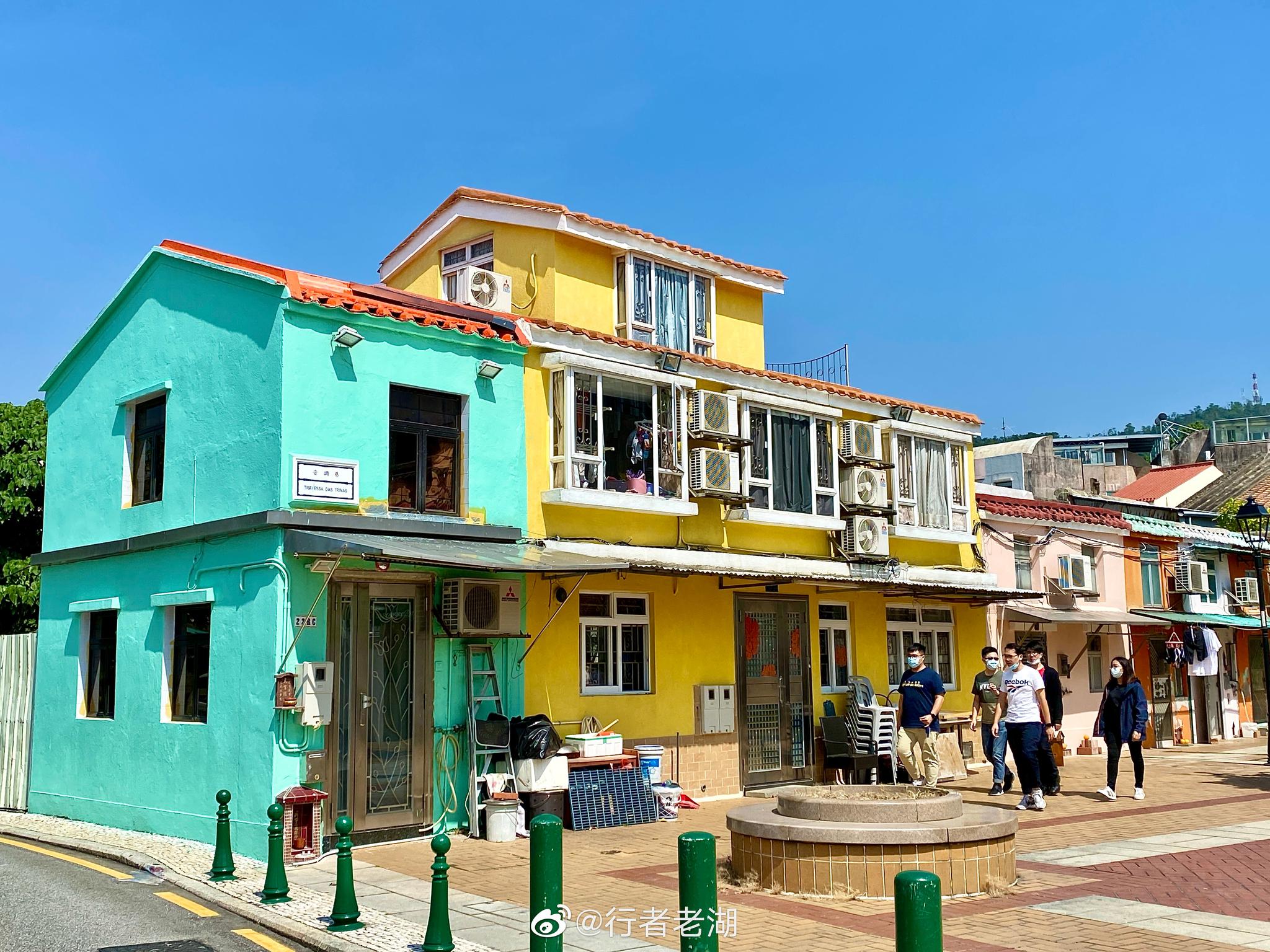 在路环岛海边,有一个很小的渔村,有海上棚屋,有谭仙圣庙,天后古庙