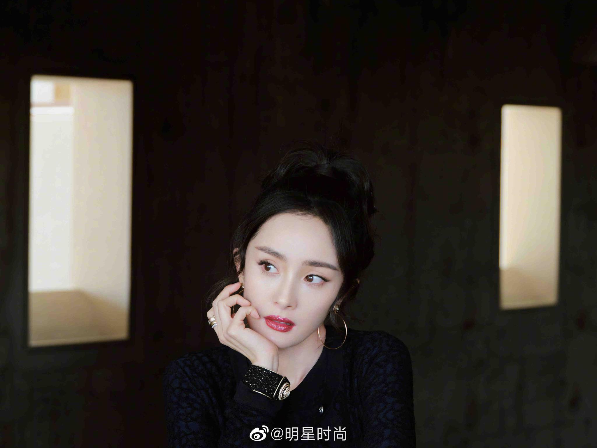 杨幂最新造型,闪钻唇妆搭配复古盘发,光影映衬复古美人