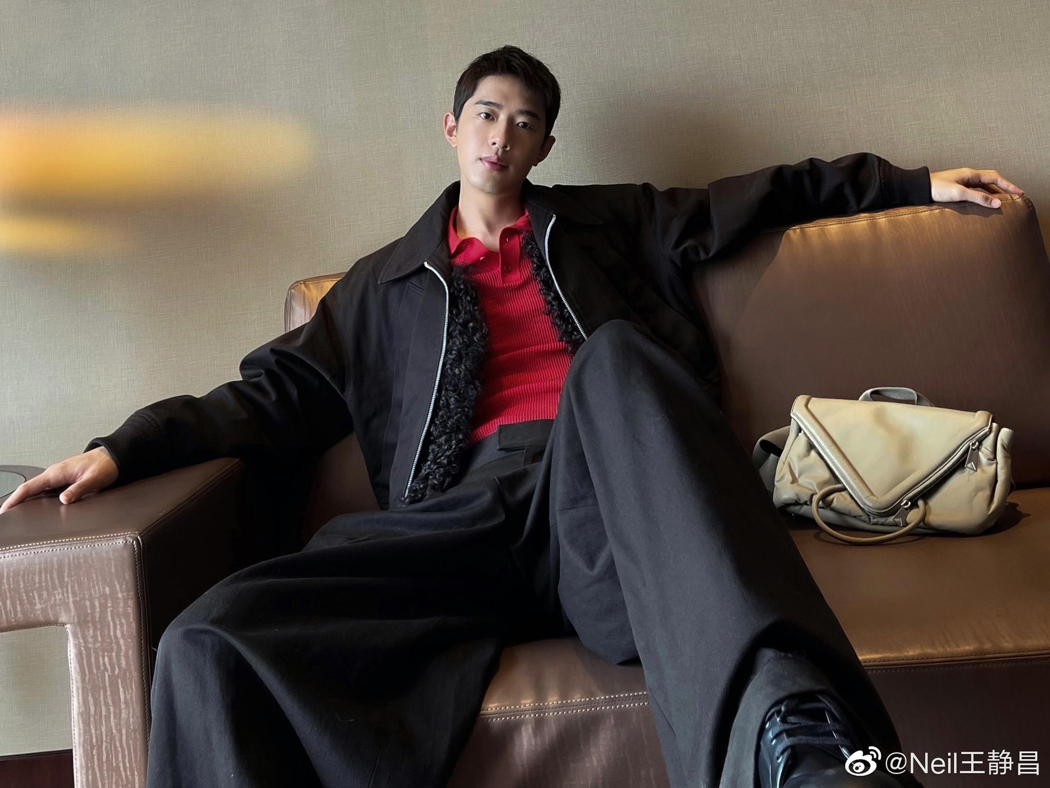 梁靖康为bv拍摄了一组宣传照都是很宽松的款式