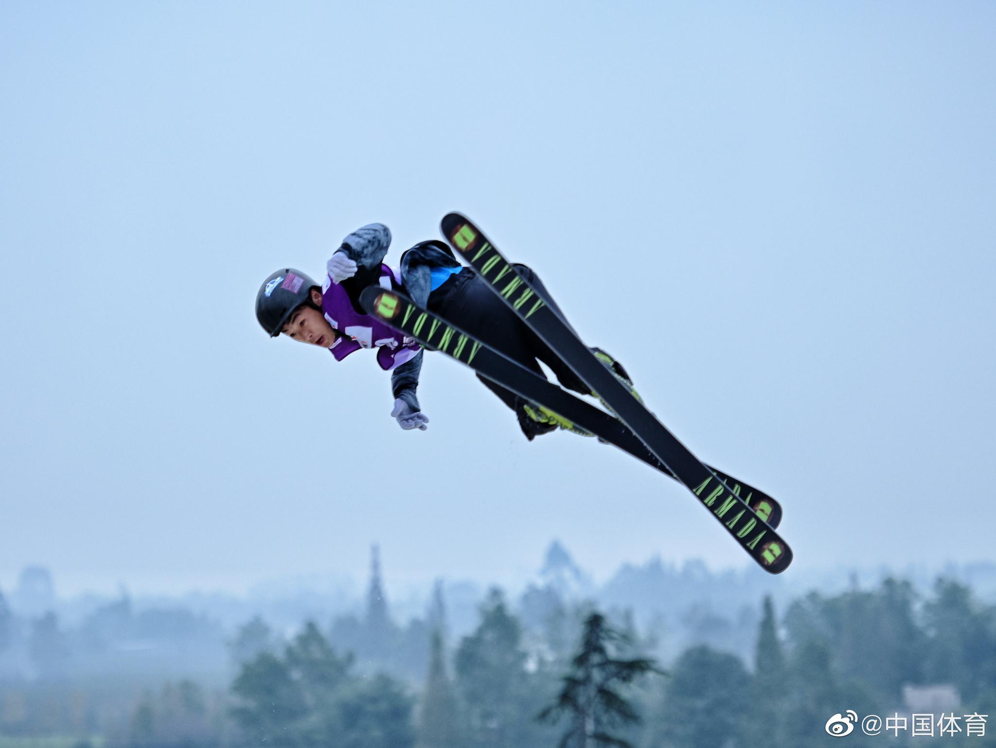 自由式及单板滑雪旱雪大跳台对抗赛在成都结束
