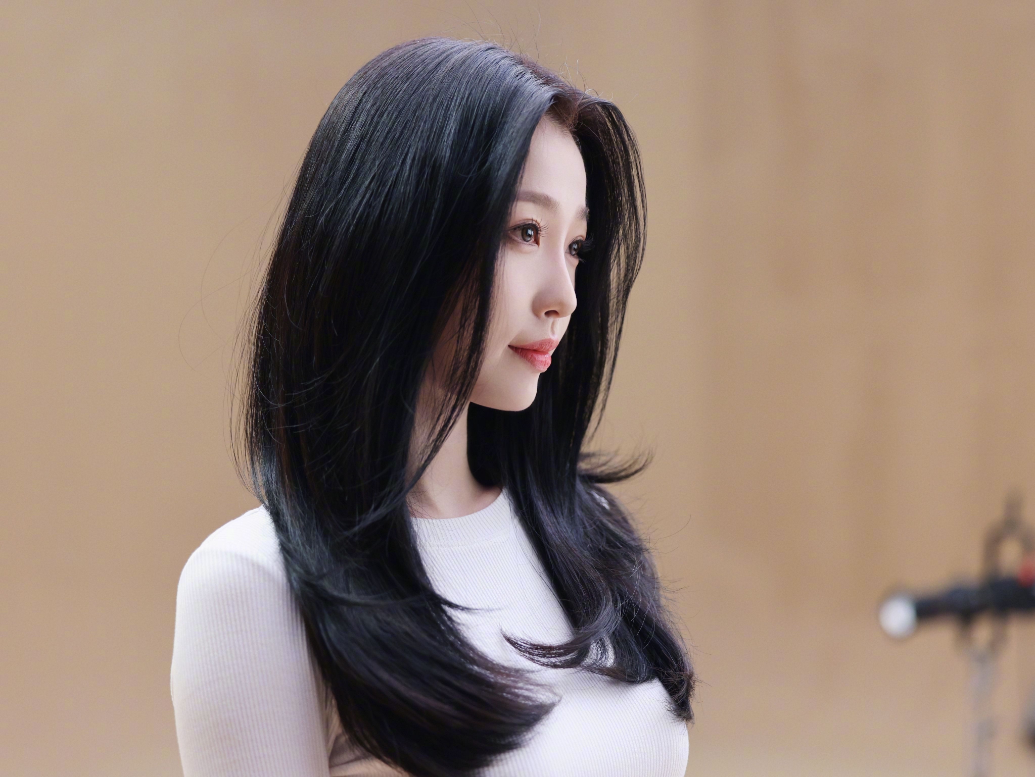 虞书欣最新物料,白色露背毛衣搭配黑长直造型,好软乎乎的感觉啊__财经