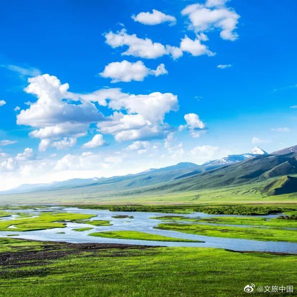 浩瀚沙漠、苍茫戈壁、葱郁绿洲、广袤草原、逶迤雪山、湛蓝湖泊……__财经头条