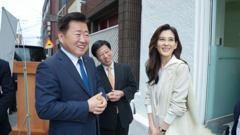 三星长公主参加新店开业,不佩戴任何珠宝首饰,气场不输孟晚舟|李富真|华为|白色|身材|当然了_新浪新闻