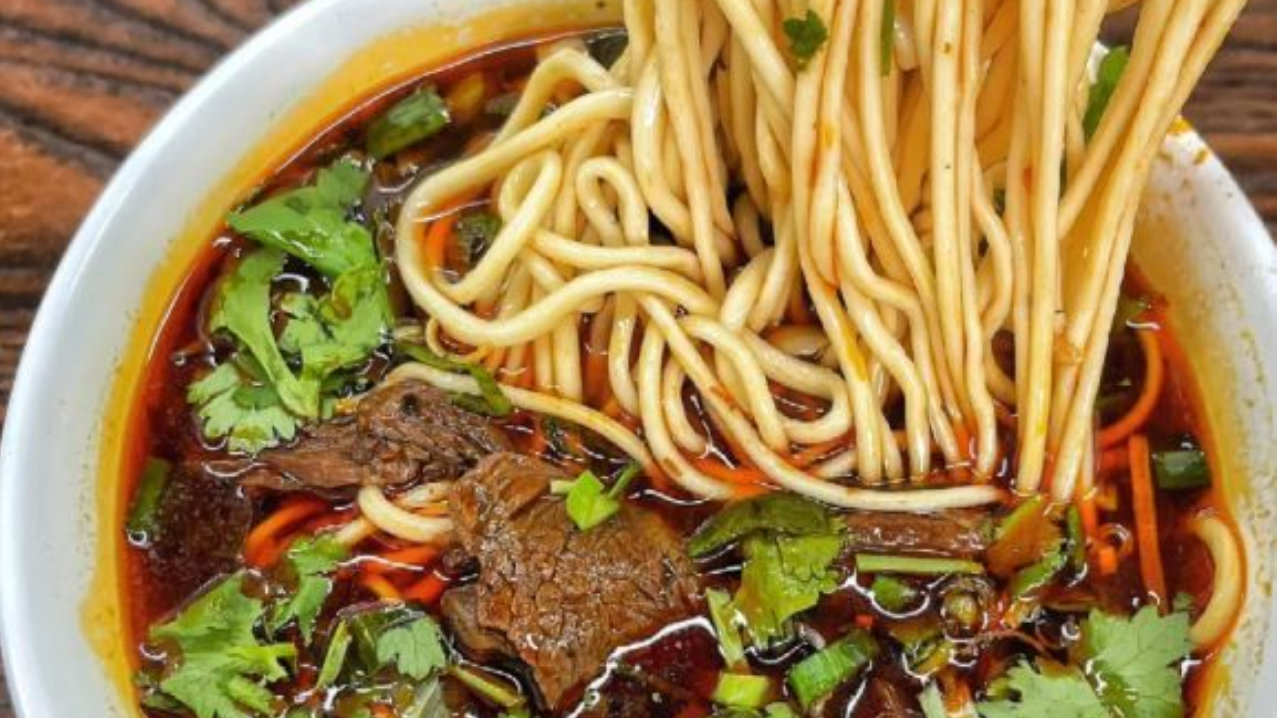 兰州牛肉面的拉制艺术与汤底秘密|兰州市|甘肃省|面条|师傅|视觉_新浪新闻