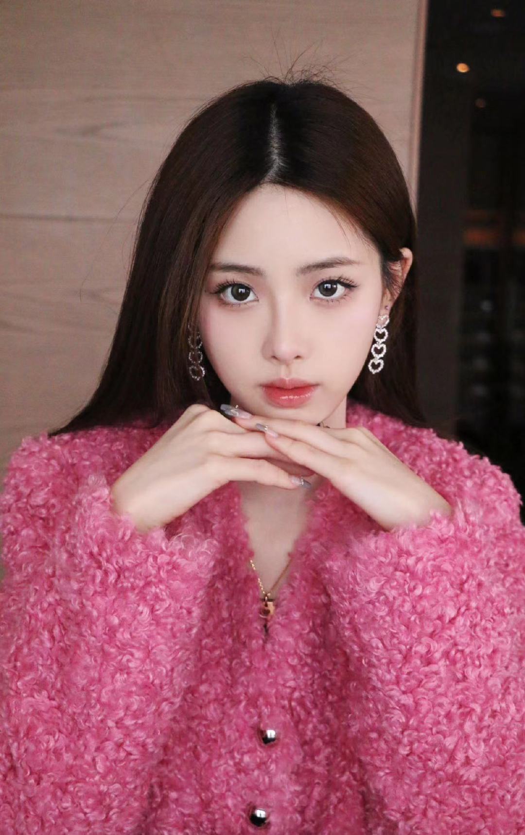 新声代歌手蔡子伊出席派对活动,赴浪漫之约__财经头条