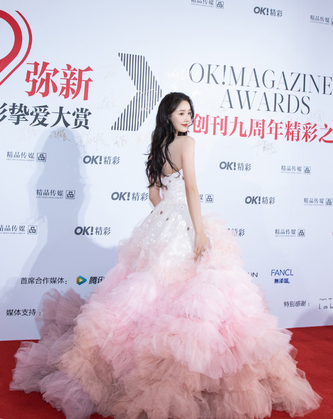 姜贞羽身着雾粉色渐变抹胸礼服亮相活动……__财经头条