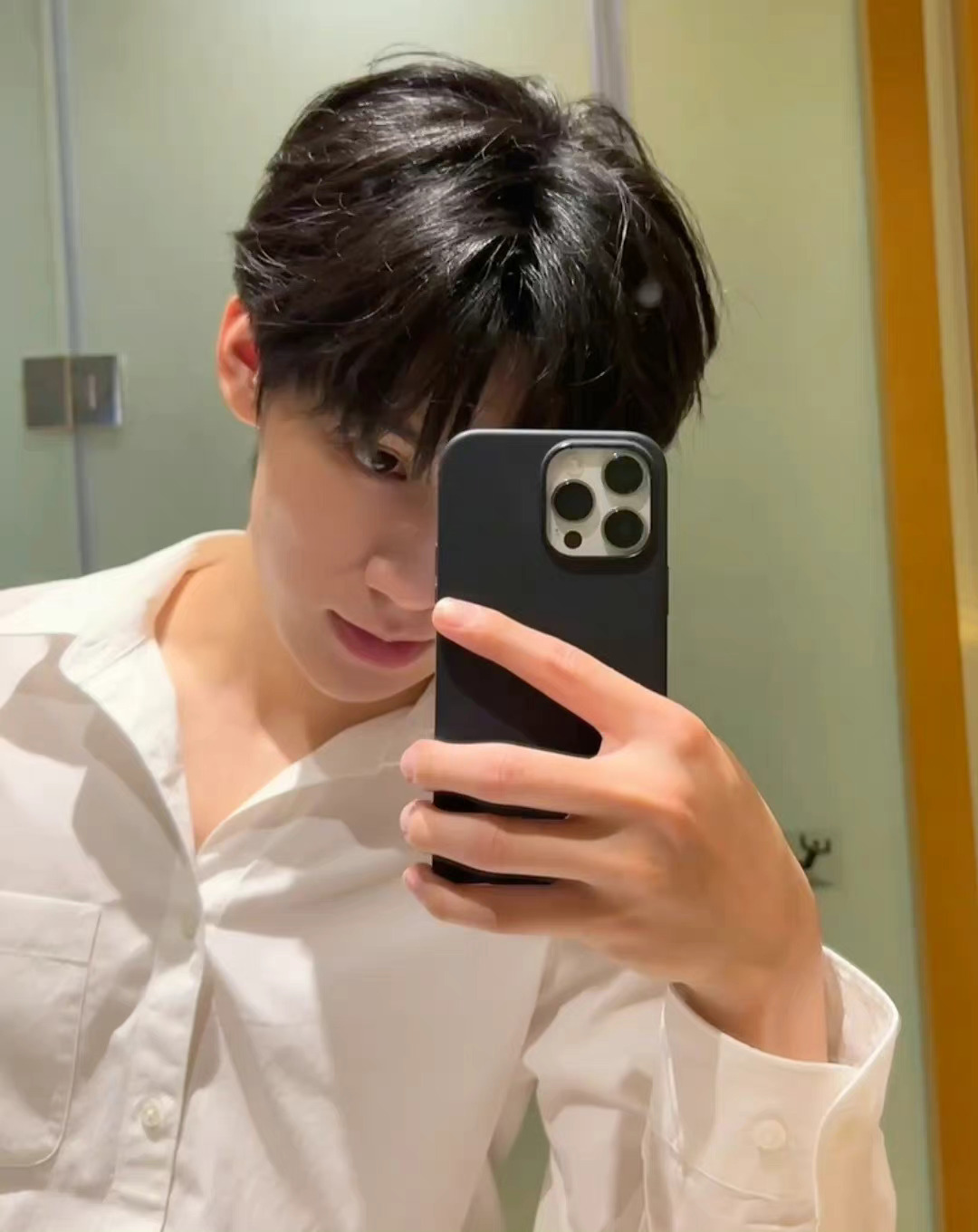 张真源昨日随拍,是白衬衫的张哥 看过同款月亮星星的路过_高清图集