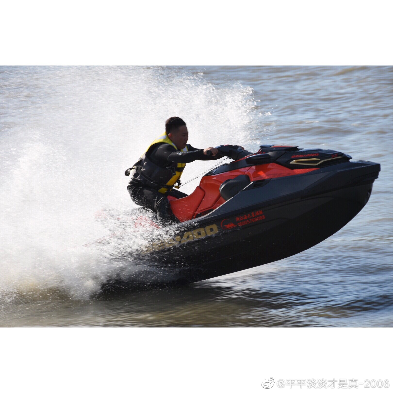 骑着水上摩托艇在水面飞驰,太帅酷(二)