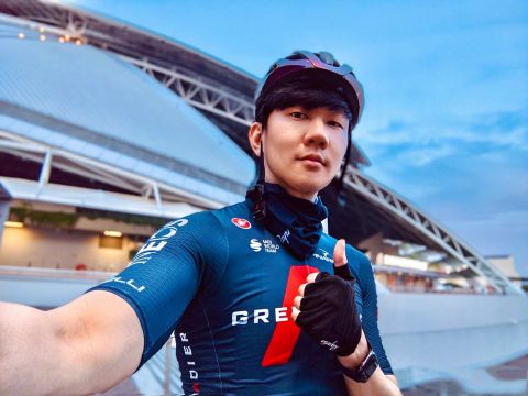 林俊杰晒骑行照片 肩臂肌肉线条优秀